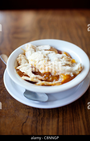 Cobbler di frutta nel recipiente Foto Stock