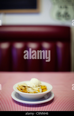 Cobbler di frutta a la mode sul tavolo da pranzo Foto Stock