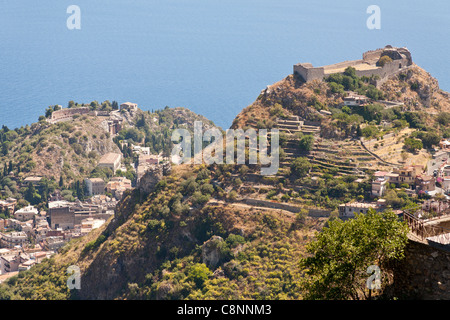 Vista del Teatro Greco, Castello saraceno e la città di Taormina, da Castelmola, Sicilia, Italia Foto Stock
