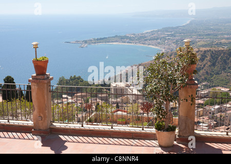 Vista dei Giardini Naxos e del Golfo di Naxos, da Taormina, Sicilia, Italia Foto Stock