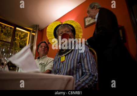 Cene di beneficenza a cui hanno partecipato il Capo Raoni l associazione la giungla Chief Raoni e il suo amico Jean-Pierre Dutilleux Foto Stock