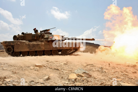 Un carro armato di battaglia di Abrams M1A1 da Alfa Company, Battaglione Landing Team 1° Battaglione, 9° reggimento marino, 24° unità di spedizione marina, scarica un tondo di 120 mm verso uno scafo di un carro armato durante un fuoco vivo a Gibuti, Africa, marzo 30. I corrieri marini hanno impegnato vari obiettivi a fianco della tredicesima Legione straniera francese Demi-Brigade come parte di un esercizio congiunto. Il 24° MEU è attualmente la forza di riserva teatrale per il comando centrale durante i sette mesi di dispiegamento a bordo delle navi del Gruppo anfibio Nassau. Foto Stock