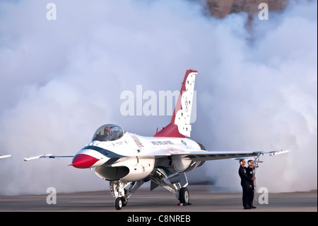 Rick Goodman, solista con lo Squadron di dimostrazione dell'aria dell'aeronautica, The Thunderbirds, rilascia fumo e, mentre si prepara a uscire dal suo F-16 Fighting Falcon alla fiera aerea del 2010 alla base dell'aeronautica militare di Nellis, Never., 14 novembre 2010. L'open house è l'ultimo spettacolo dell'anno per lo squadrone. Foto Stock