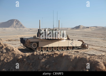 Un carro armato US Marine Corps M1A1 Abrams con 1° carro armato, Delta Company, 1° Battaglione serbatoio, attaccato alla Società L, Battaglione Landing Team 3/8, 26° unità Marine Expeditionary, Regimental Combat Team 2, fornisce sicurezza in tutto il deserto nella provincia di Helmand, Afghanistan, 26 gennaio 2011. Questi sono i primi carri armati statunitensi a dispiegarsi in Afghanistan. Elementi della 26a unità di spedizione marina dispiegati in Afghanistan per fornire sicurezza regionale nella provincia di Helmand a sostegno della forza internazionale di assistenza alla sicurezza. Foto Stock