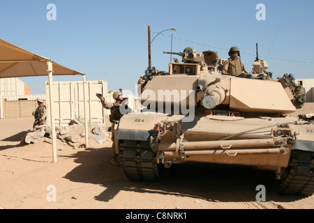 Un leader della squadra della Società e, 2° Battaglione, 25° Regiment Marino, coordina il movimento della sua squadra attraverso un villaggio iracheno fittizio con l'equipaggio di un carro armato di supporto M1A1 Abrams. Il primo Battaglione di carri armati, la prima divisione marina, ha inviato un plotone dei principali carri armati di battaglia del corpo dei Marine per fornire ai Marines della Riserva un esercizio di orientamento e di applicazione pratica a bordo del corpo dei Marine Air-Ground Combat Center, Twentynine Palms, California, luglio 21. Foto Stock