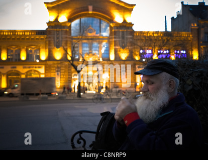 Il reverendo Gabor Ivanyi la speranza dei poveri ungheresi Ritratto di un soccorritore occasionale a Batthyany ter Foto Stock