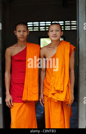 Monaci cambogiano in piedi nella porta Foto Stock