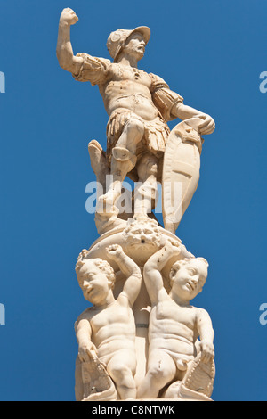 Le statue sulla parte superiore della Fontana di Orione, Piazza del Duomo, Messina, Sicilia, Italia Foto Stock