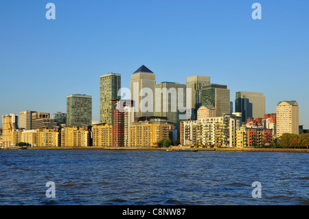 Canary Wharf, London Docklands Regno Unito, dalla riva sud del Tamigi, con cielo blu Foto Stock