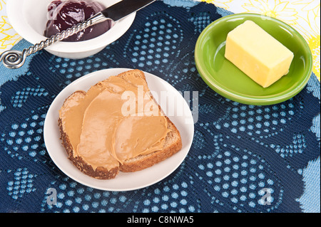 Una impostazione di un sandwich al burro di arachidi con marmellata e burro Foto Stock