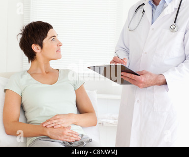 Donna sdraiata Foto Stock