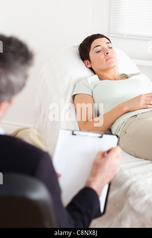 Psicologo parlando a un paziente di sesso femminile Foto Stock