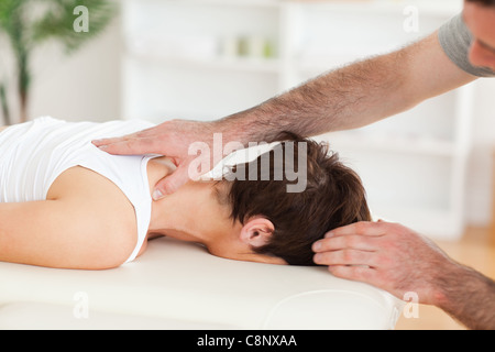 Uomo bello massaggiare una donna di collo Foto Stock
