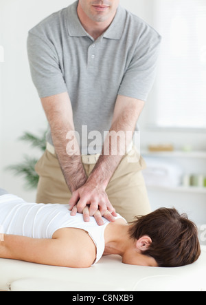 Uomo bello massaggiare una bella donna di collo Foto Stock