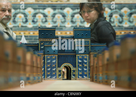 Visitatori guardare a un modello in scala del Ishtar Gate Nel Pergamon Museum di Berlino in Germania. Foto Stock