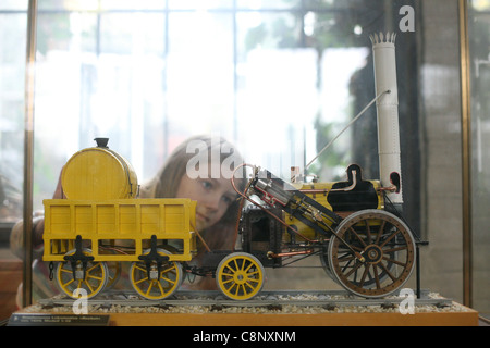 Modello in scala di Stephenson's Rocket, un inizio di locomotiva a vapore dal 1829, vede nel Deutsches Technikmuseum Berlin, Germania. Foto Stock