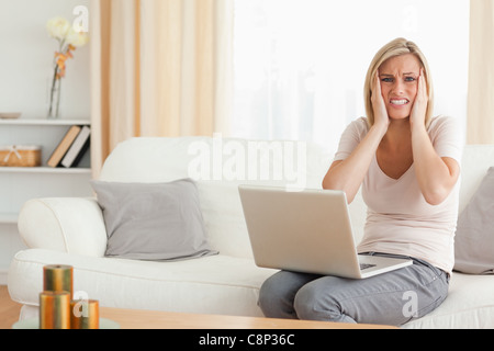 In prossimità di una donna ricalcato con un laptop Foto Stock