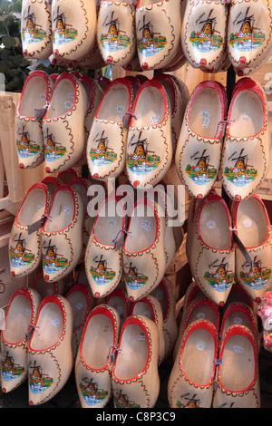 In legno zoccoli olandese per la vendita in un negozio di souvenir Amsterdam Olanda Paesi Bassi Foto Stock