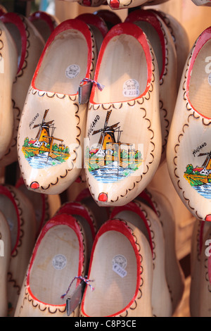 In legno zoccoli olandese per la vendita in un negozio di souvenir Amsterdam Olanda Paesi Bassi Foto Stock