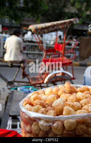 Pani puri per la vendita su Chandni Chowk high street di Vecchia Delhi Foto Stock