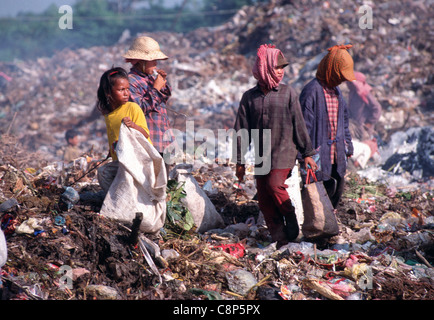 Bambino operai lavorano su Stung Meanchey municipal discarica a Phnom Penh in Cambogia. Foto Stock