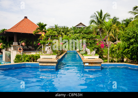 Una bella piscina nel giardino dell'hotel Foto Stock