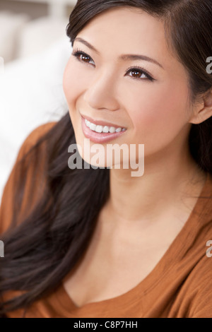 Una bellissima giovane cinese asiatica donna orientale con un meraviglioso sorriso toothy Foto Stock