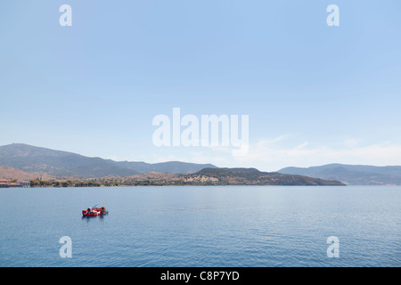 Pescatore al chiaro costa di Lesbo, Grecia Foto Stock