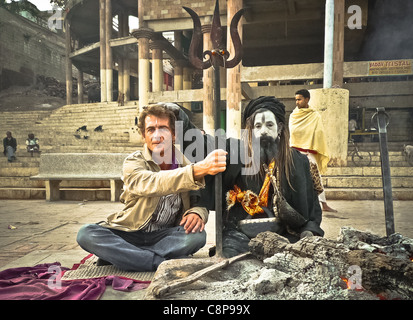 Varanasi (Benares) dove le persone vengono a morire sguardo indiano, il beato il mio amico Ramgräe Sadou tantric custode dei morti , t Foto Stock