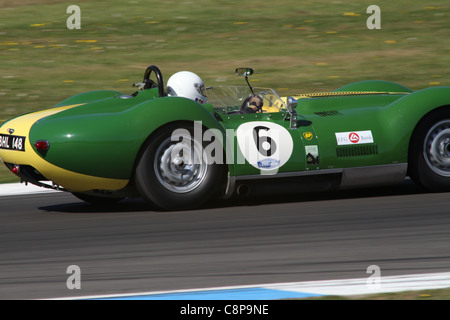 Il Lister Chevrolet pilotato da gibbone/Hall a Donington il Festival storico 2011 Foto Stock