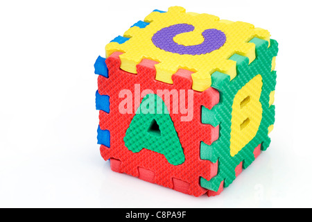 Divertimento coloratissimo puzzle giocattoli cube o dadi in schiuma a trama per i ragazzi di apprendere il loro alfabeto, qui a, b, c. Foto Stock