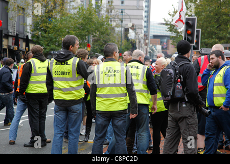 Membri della Difesa inglese League (EDL). Marciando verso il basso Broad Street di Birmingham il 29 ottobre 2011. Foto Stock