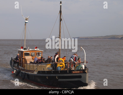 Vecchia barca entrando Watchet Harbour, Somerset, Trafalger durante i festeggiamenti per la giornata, 2011 Foto Stock