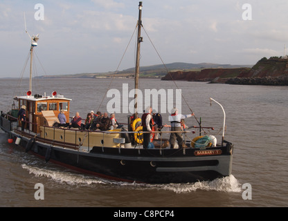 Vecchia barca entrando Watchet Harbour, Somerset, Trafalger durante i festeggiamenti per la giornata, 2011 Foto Stock