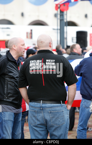 L'EDL membro del West Brom divisione. Alla manifestazione di piazza centenario di Birmingham. Il 29 ottobre 2011 Foto Stock