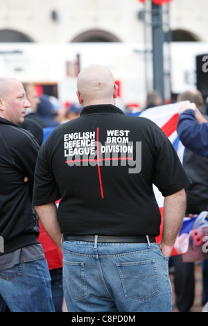 L'EDL membro del West Brom divisione. Alla manifestazione di piazza centenario di Birmingham. Il 29 ottobre 2011 Foto Stock