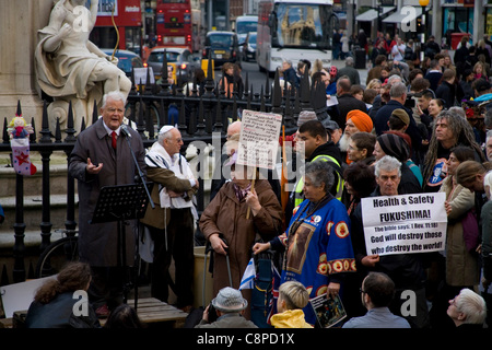 Occupare il London Stock Exchange anti-capitalista manifestanti al di fuori di san Paolo la cattedrale di sabato 29 ottobre 2011 a Londra, Inghilterra, Regno Unito. Foto Stock
