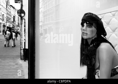 La strada dello shopping di Ghent, Belgio. Focus sulla finestra del negozio con fantoccio Foto Stock