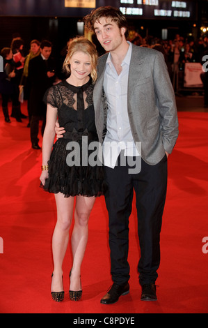 Emilie de Ravin e Robert Pattinson presso la UK Premiere di "Ricordami", Odeon Leicester Square, Londra, 17 marzo 2010. Foto Stock