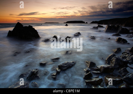 Crepuscolo presso Marloes, guardando verso Gateholm e isole Skokholm, Pembrokeshire, West Wales. Foto Stock