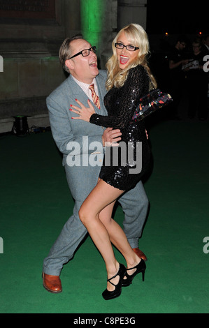 Nancy Sorrell e Vic Reeves arriva per il 'Specsavers spettacolo indossatrice dell'anno 2009' al V & A Museum di Londra, 27 Octob Foto Stock