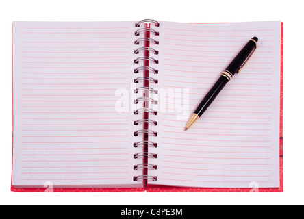 Un notebook aperto che mostra due pagine vuote con una penna su una pagina isolata su bianco Foto Stock