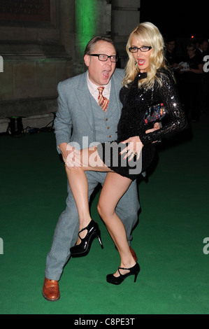 Nancy Sorrell e Vic Reeves arriva per il 'Specsavers spettacolo indossatrice dell'anno 2009' al V & A Museum di Londra, 27 Octob Foto Stock