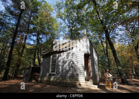 Una replica di Henry David Thoreau la cabina in corrispondenza di Walden Pond, Concord, Massachusetts Foto Stock