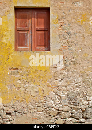 Red Weathered Finestra di legno del villaggio medievale di Obidos Foto Stock