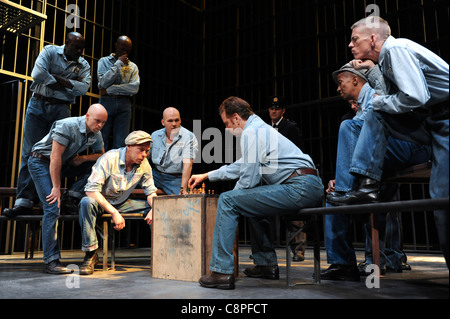 Kevin Anderson (Andy) e Reg E Cathey (rosso) eseguire in Shawshank Redemption al Wyndham Theatre, Londra, 4 settembre. Foto Stock