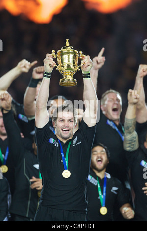Nuova Zelanda capitano Richie McCaw solleva il trofeo come i suoi compagni di squadra festeggiare dopo la Nuova Zelanda 8-7 vittoria sulla Francia Foto Stock