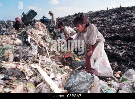 Bambino operai lavorano su Stung Meanchey municipal discarica a Phnom Penh in Cambogia. Foto Stock