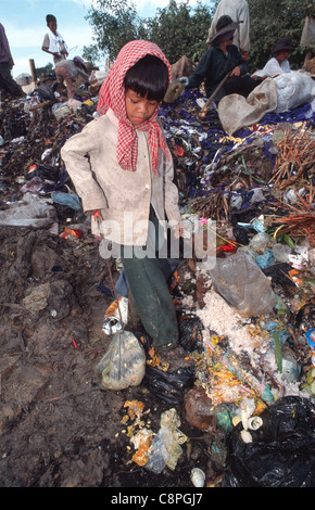 Bambino operai lavorano su Stung Meanchey municipal discarica a Phnom Penh in Cambogia. Foto Stock