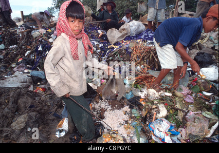 Bambino operai lavorano su Stung Meanchey municipal discarica a Phnom Penh in Cambogia. Foto Stock